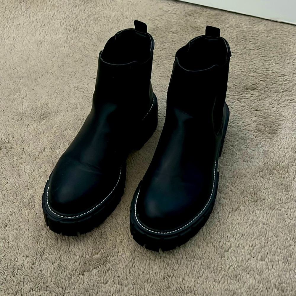 Short black boots